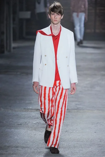 Look 10